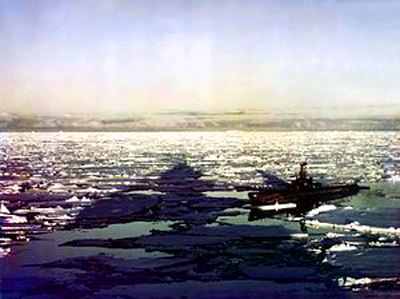 USS_Sennet_(SS-408)_in_Antartica_1947.jpg